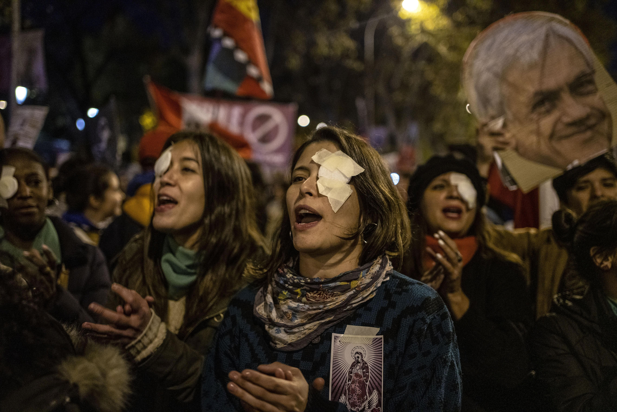 "Piñera, cobarde, tus manos tienen sangre", se escuchaba a lo largo de la manifestación