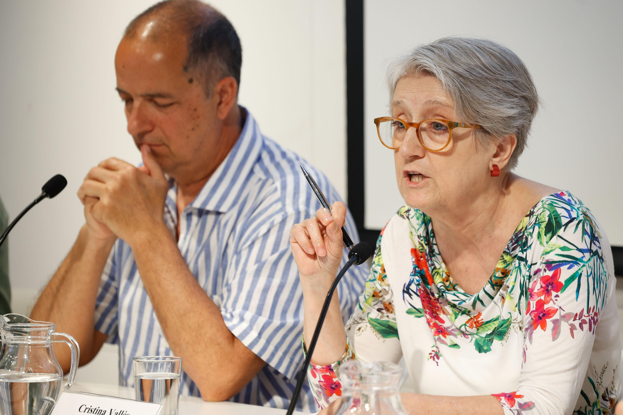 Fernando Marín, vicepresidente de DMD Federal, y Cristina Vallès, presidenta de DMD Catalunya durante la rueda de prensa de los cuatro años de la ley de eutanasia, en Barcelona