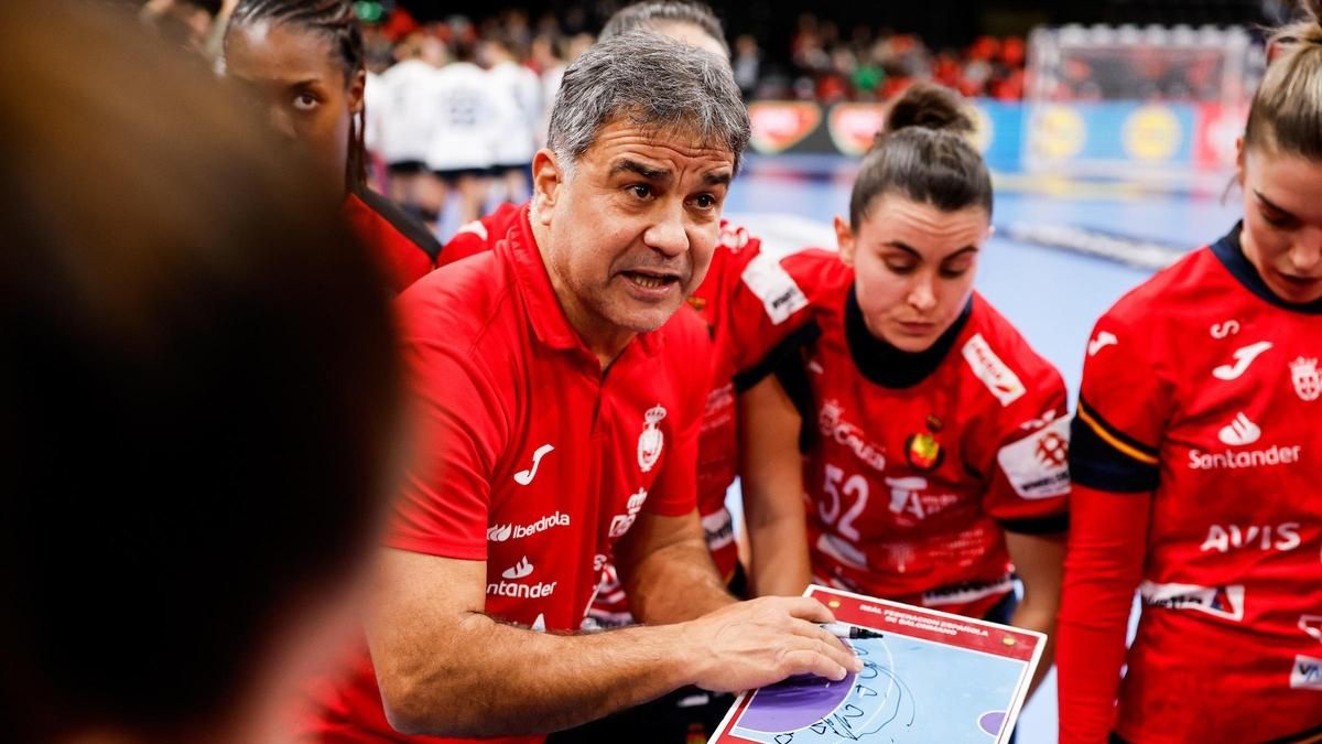 El seleccionador femenino de balonmano, Ambros Martín, durante un partido del Europeo de 2024.