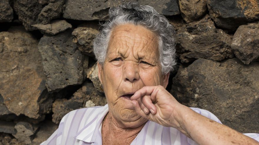 Mujer herreña silbando.