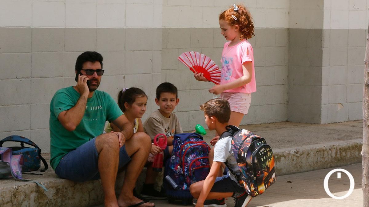 Imagen de archivo de padres y alumnado de un colegio de Córdoba en una ola de calor.