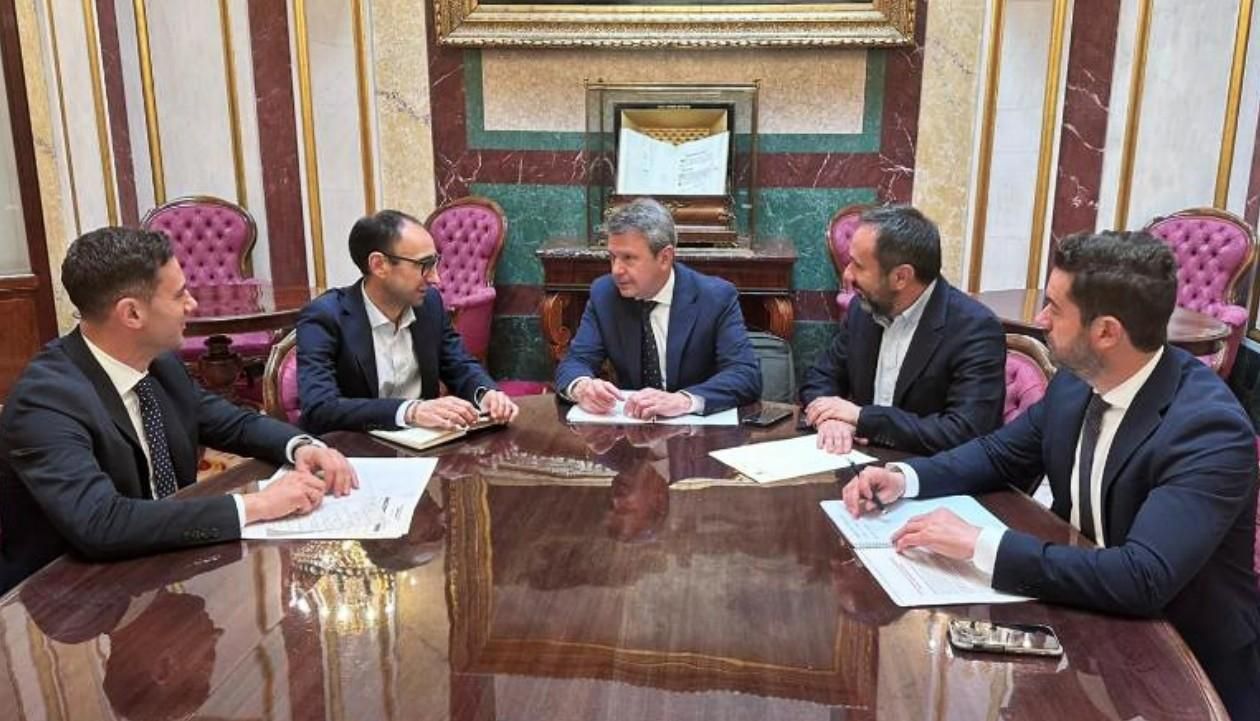 El secretario de Estado del Ministerio con diputados del PSOE en provincias de la Ruta de la Plaza, como el leonés Cendón (i).