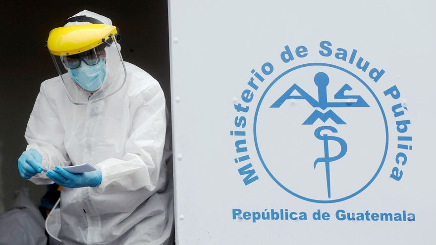 Fotografía de archivo de una enfermera mientras informa los resultados de pruebas de detección de la covid-19 en Ciudad de Guatemala (Guatemala). EFE/ Esteban Biba