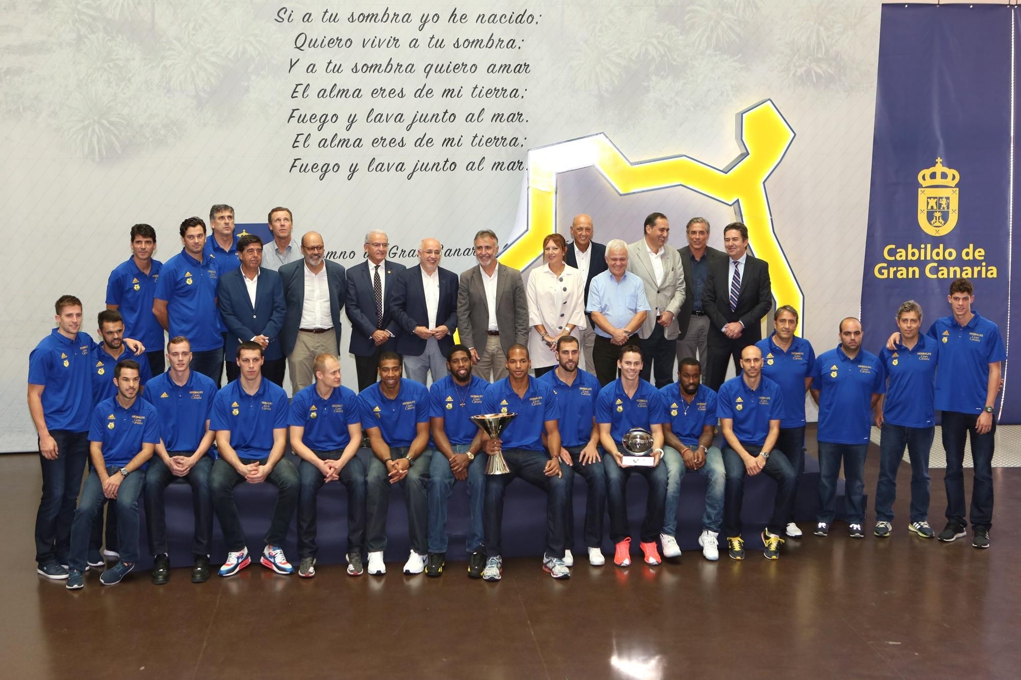 Foto de familia con la Supercopa en el Cabildo insular.