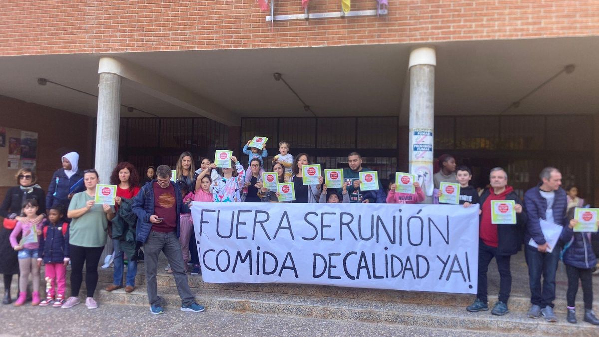Familias a las puertas de otro colegio público riojano protestando por la mala calidad de los menús escolares