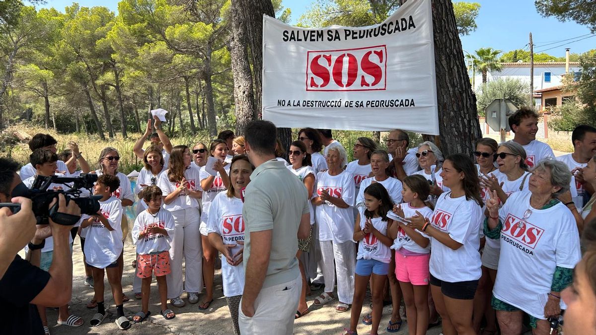 Els veïns reactiven la seva lluita contra la construcció de 57 habitatges de luxe i 18 piscines al costat d'una cala de Mallorca