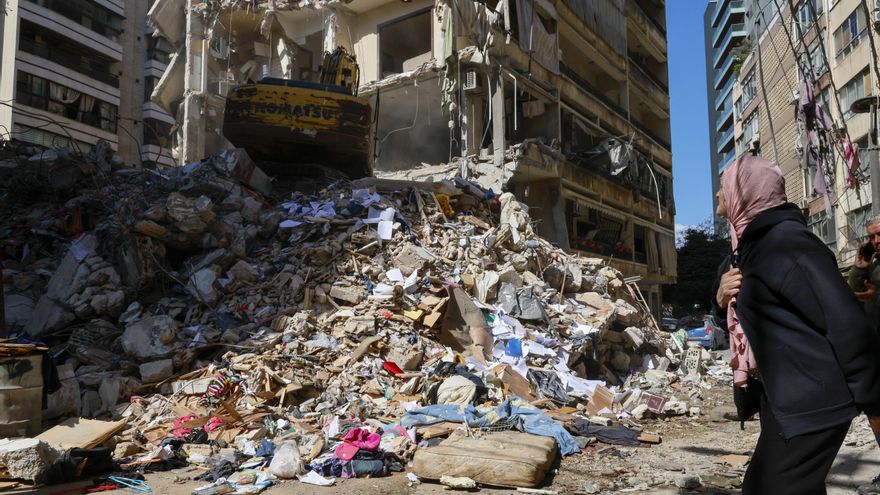 Una mujer observa cómo una excavadora retira los escombros de un edificio destruido el día después de un ataque aéreo israelí en el barrio de Ain Mreisseh de Beirut, Líbano, 09 de abril de 2026. Al menos 182 personas murieron y más de 890 resultaron heridas después de que ataques aéreos israelíes alcanzaran múltiples ubicaciones en todo el Líbano el 08 de abril, informó el Ministerio de Salud libanés. Israel lanzó un ataque a gran escala en todo el Líbano, incluido el centro de Beirut, un día después de que Estados Unidos e Irán acordaran un alto el fuego. El gobierno israelí dijo que el alto el fuego no cubre el Líbano y que continuarán los ataques contra ubicaciones de Hezbolá. (Líbano, Hizbulá/Hezbolá) EFE/EPA/WAEL HAMZEH