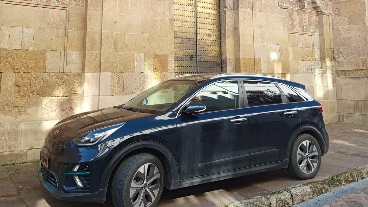 La imagen de un coche en una de las puertas de la Mezquita de Córdoba, difundida en redes.