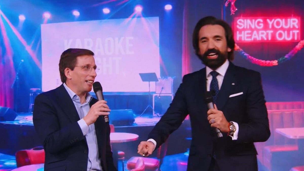 Un momento del karaoke de Almeida en La noche golfa