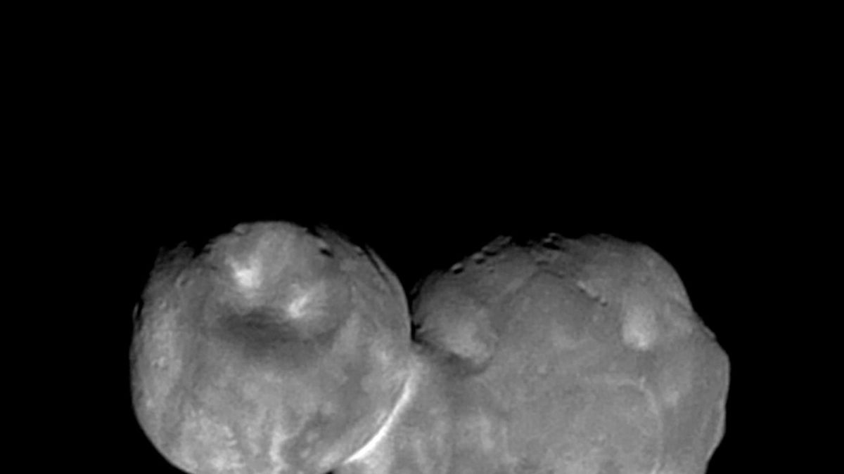 Imagen tomada por la nave espacial New Horizons de la NASA el 1 de enero de 2019 durante un sobrevuelo del objeto del cinturón de Kuiper 2014 MU69, conocido informalmente como Ultima Thule. Es la más nítida hasta la fecha de este extraordinario y antiguo objeto situado en los confines del sistema solar, y el primer «KBO» pequeño explorado por una nave espacial. Fotografía facilitada por la NASA.
