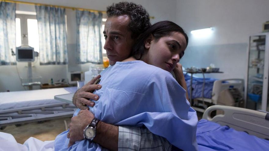 Khafaji se abraza a su hija en el hospital