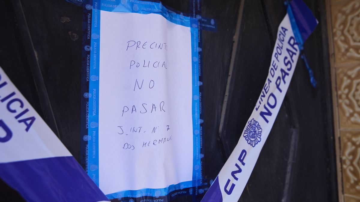 Puerta precintada de la vivienda en la que fueron encontrados los cadáveres.
