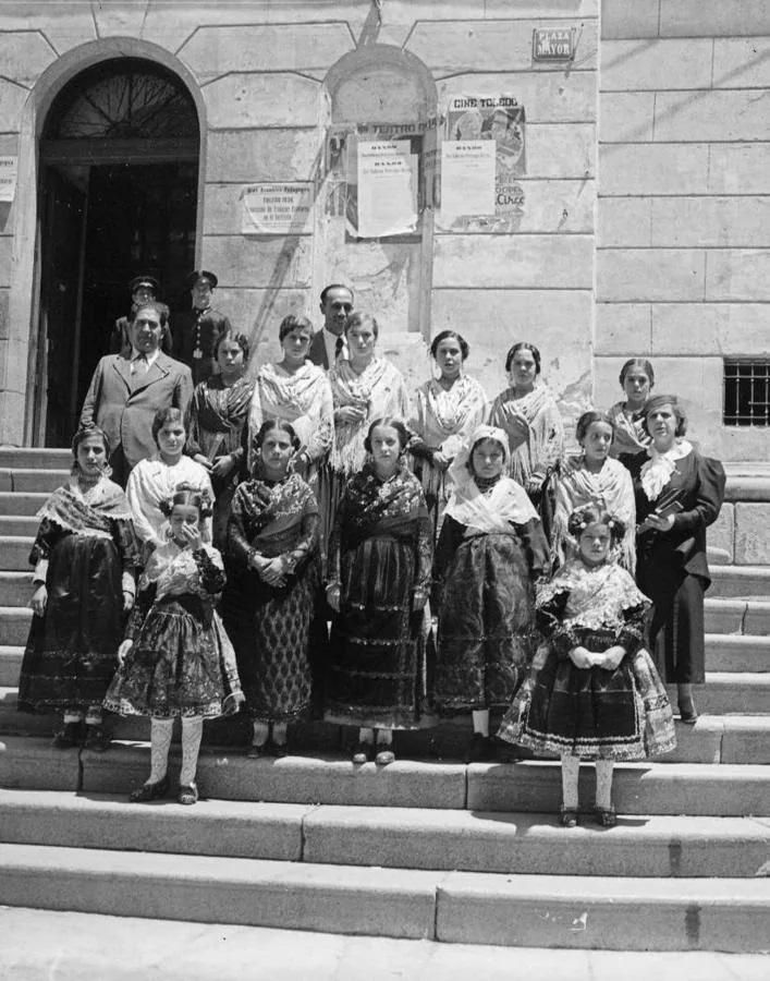 Ballester (primero por arriba, a la izquierda), director general de Enseñanza Primaria, en la escalinata del Teatro de Rojas junto a participantes en la Asamblea Pedagógica de Toledo, celebrada días antes de iniciarse la guerra civil