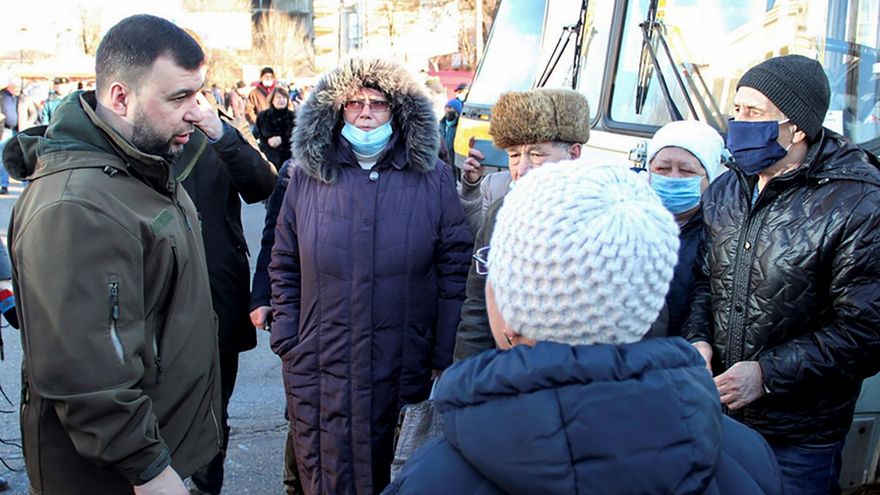 El jefe de la autoproclamada República Popular de Donetsk, Denis Pushilin, habla con los residentes locales de Donetsk en un punto de evacuación