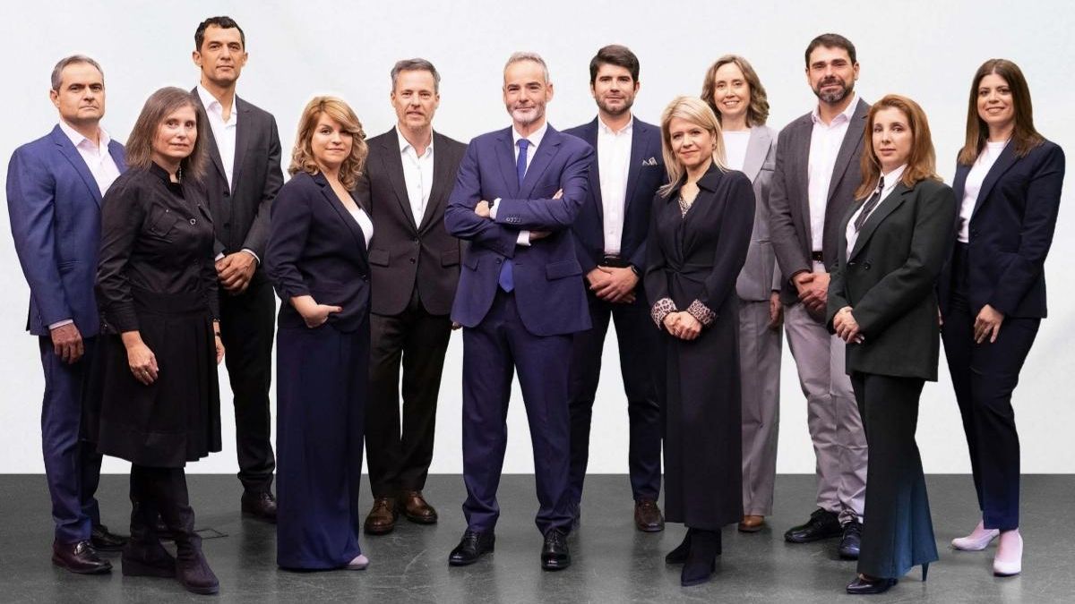 Baixauli junto al equipo con el que opta al Gobierno de la Universidad de Murcia.