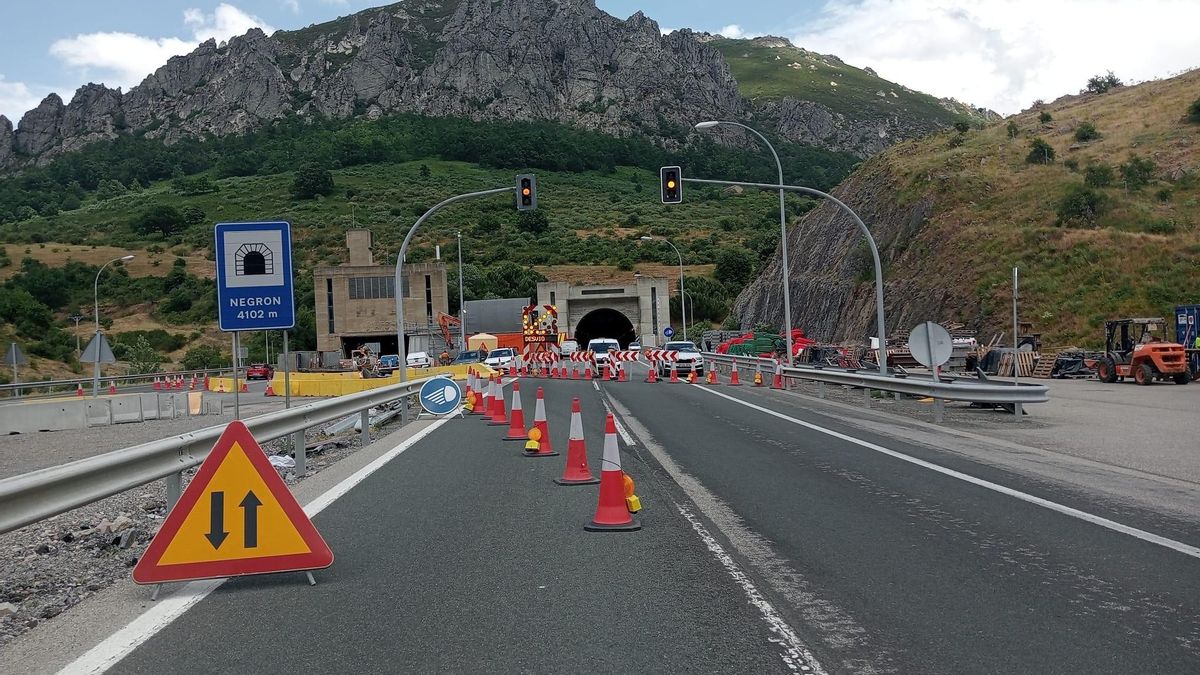 El embudo de la autopista que une León con Asturias: un peaje 'ilegal', obras interminables y batalla política