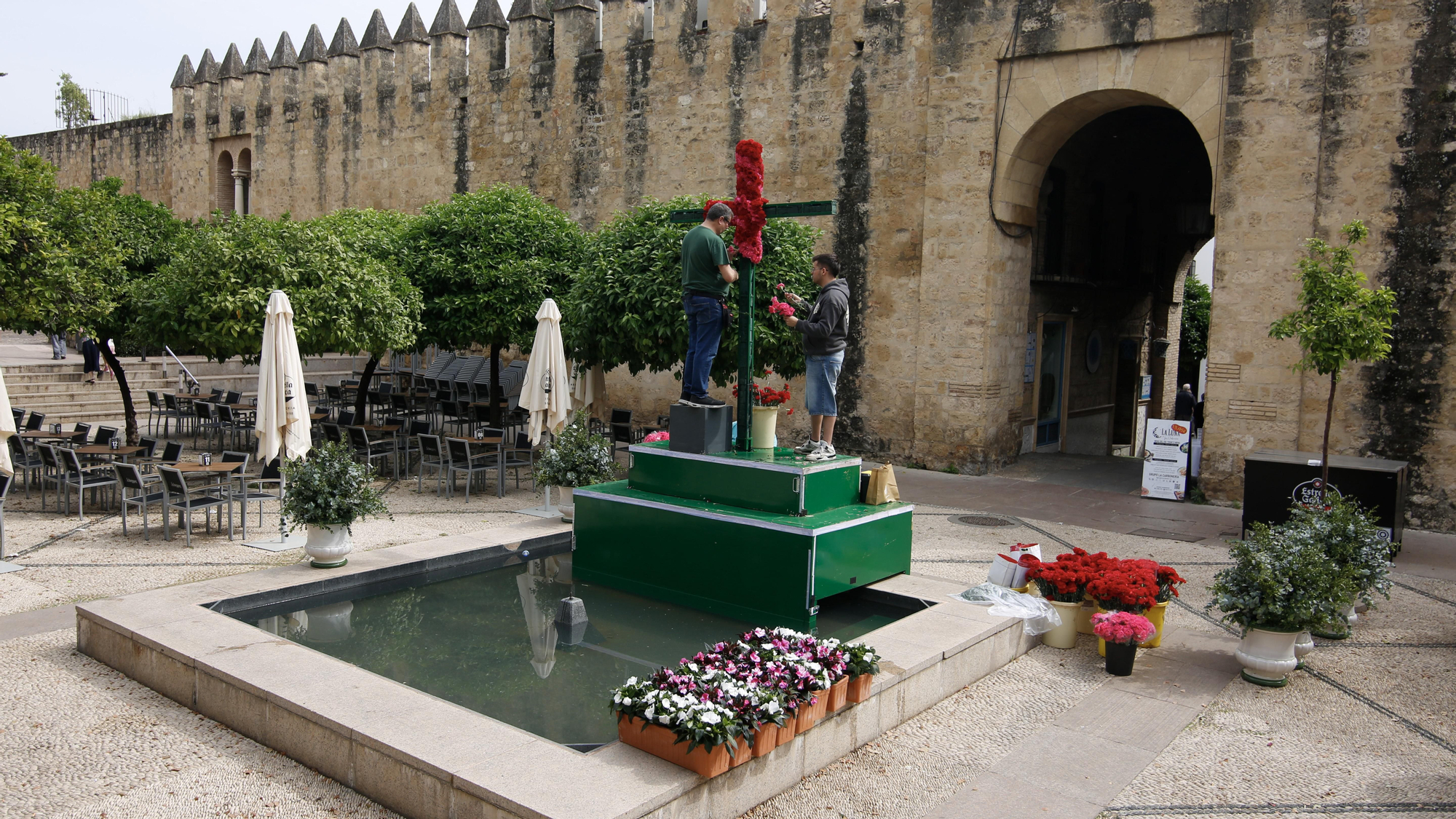 Montaje de cruces de mayo