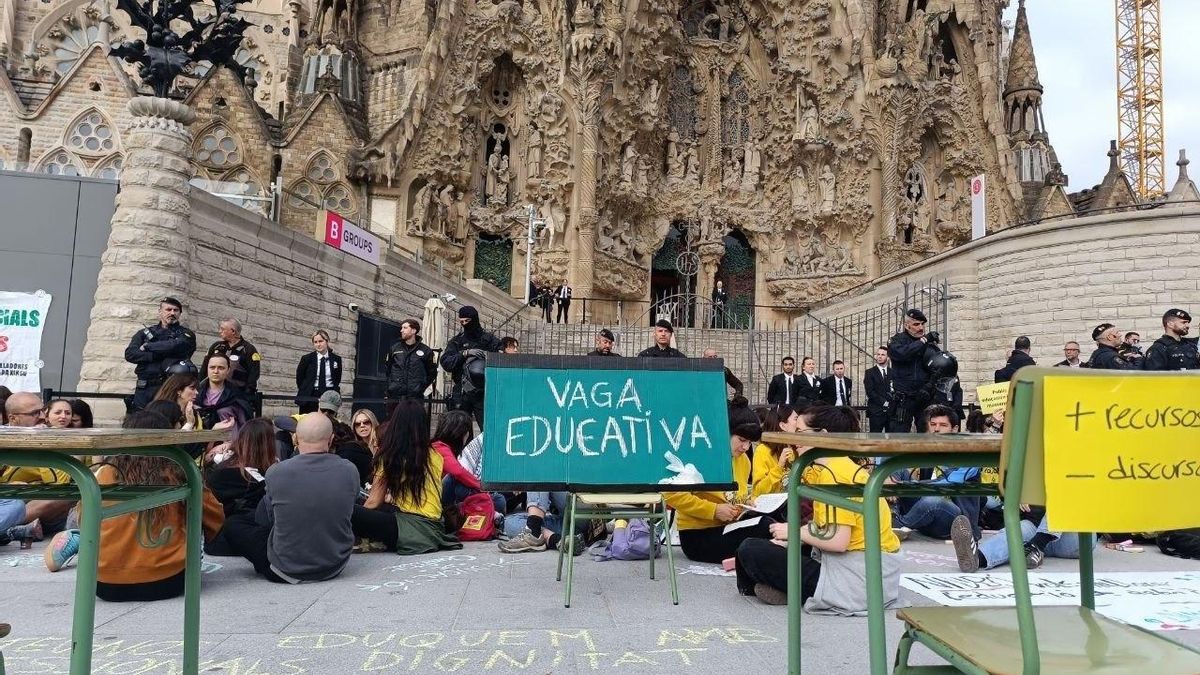 Los docentes bloquean los accesos a la Sagrada Família en el arranque de la huelga educativa en Barcelona