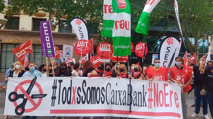 Seguimiento masivo de los trabajadores de Caixabank en la huelga convocada contra el ERE