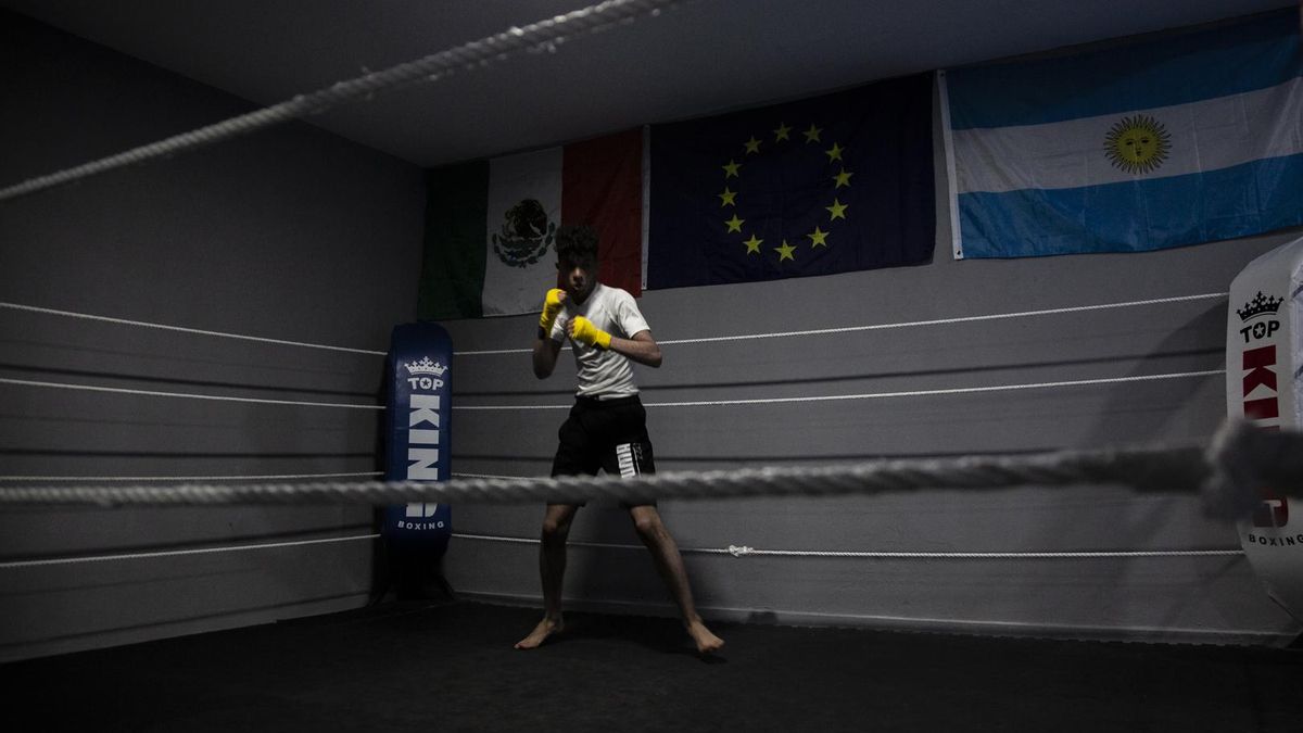 Walid, un joven de 16 años, hace boxeo en la Bisbal de l'Empordà (Girona). Esta se ha convertido en una de sus principales actividades: se desahoga a la vez que socializa. La luz del local es LED y no emite radiación UV