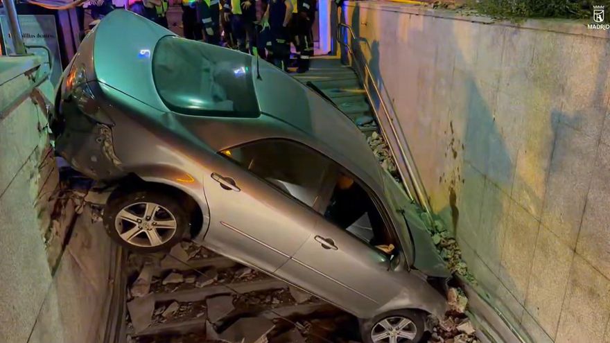 Chocan dos coches en la Castellana y uno de ellos termina encajado en las escaleras del Metro de Madrid