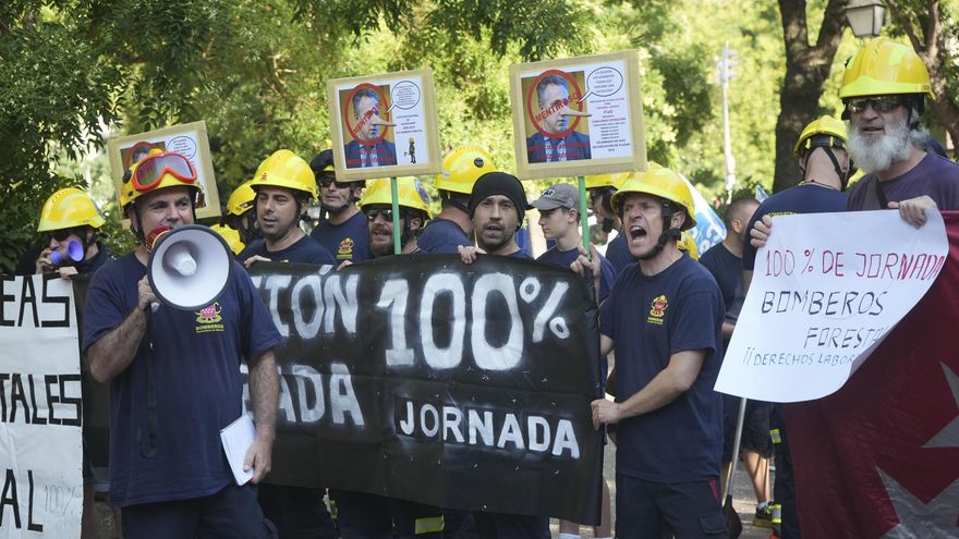 Los bomberos forestales se concentran frente a la Consejería de Hacienda de la Comunidad de Madrid para denunciar el bloqueo de las negociaciones. EFE/ Nahia Peciña