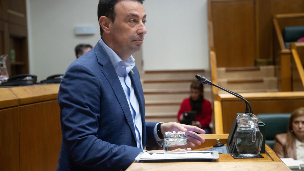 Mikel Torres en una imagen en el Parlamento Vasco.