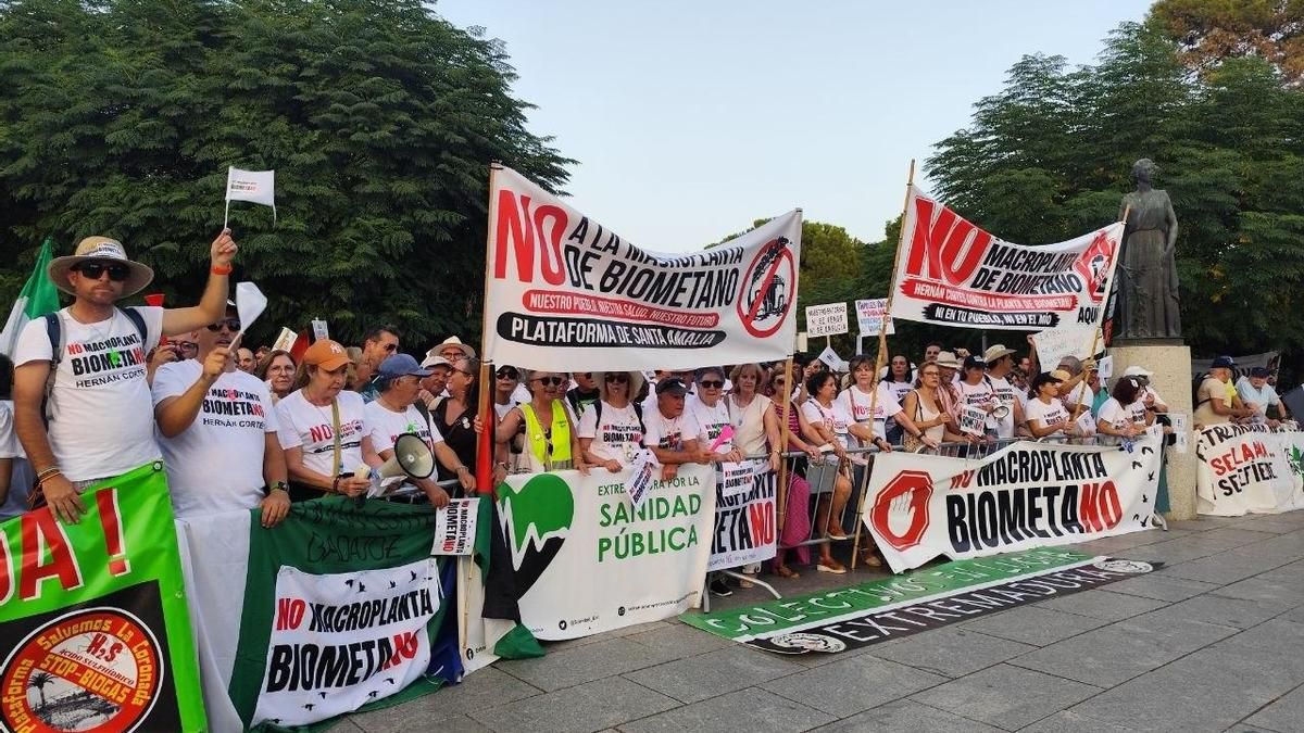 Protesta ante el Teatro Romano de Mérida contra los proyectos de biometano: “Extremadura no puede convertirse en el vertedero de Europa”