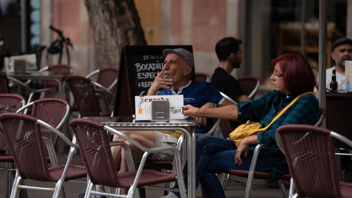 El 90% de terrazas 'cerradas' en Barcelona permiten fumar pese a que lo prohíbe la ley