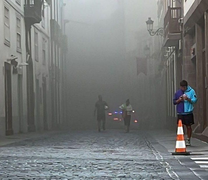 El fuego originó una intensa humareda.