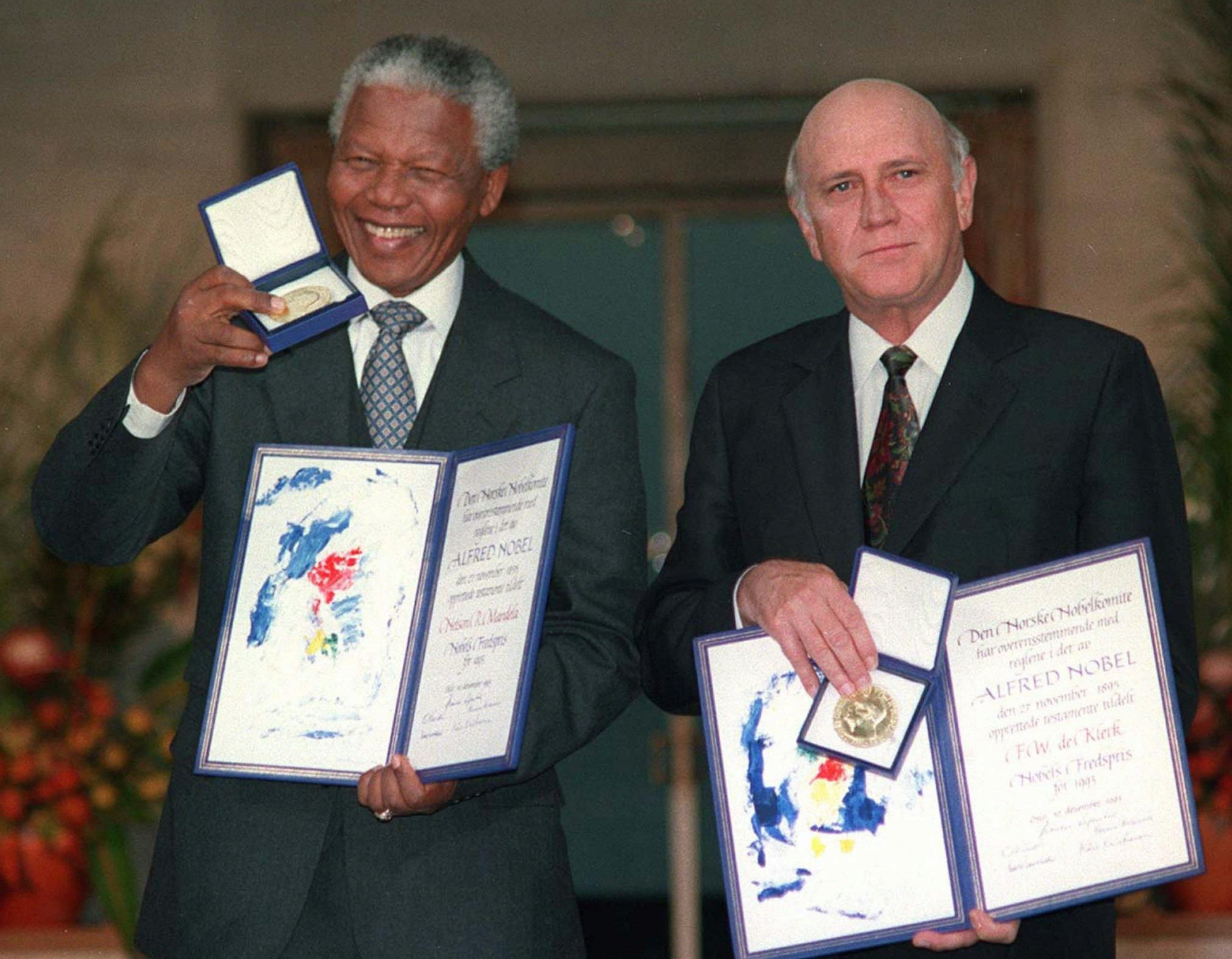 Mandela posa junto al expresidente F.W. de Klerk, ambos galardonados con el Premio Nobel de la Paz en 1993 / GTRES