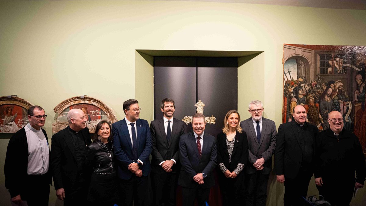 Autoridades en el acto de restitución de bienes incautados