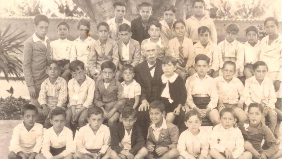 Ramón Pol, con sus alumnos 1935. Foto: Quintero.