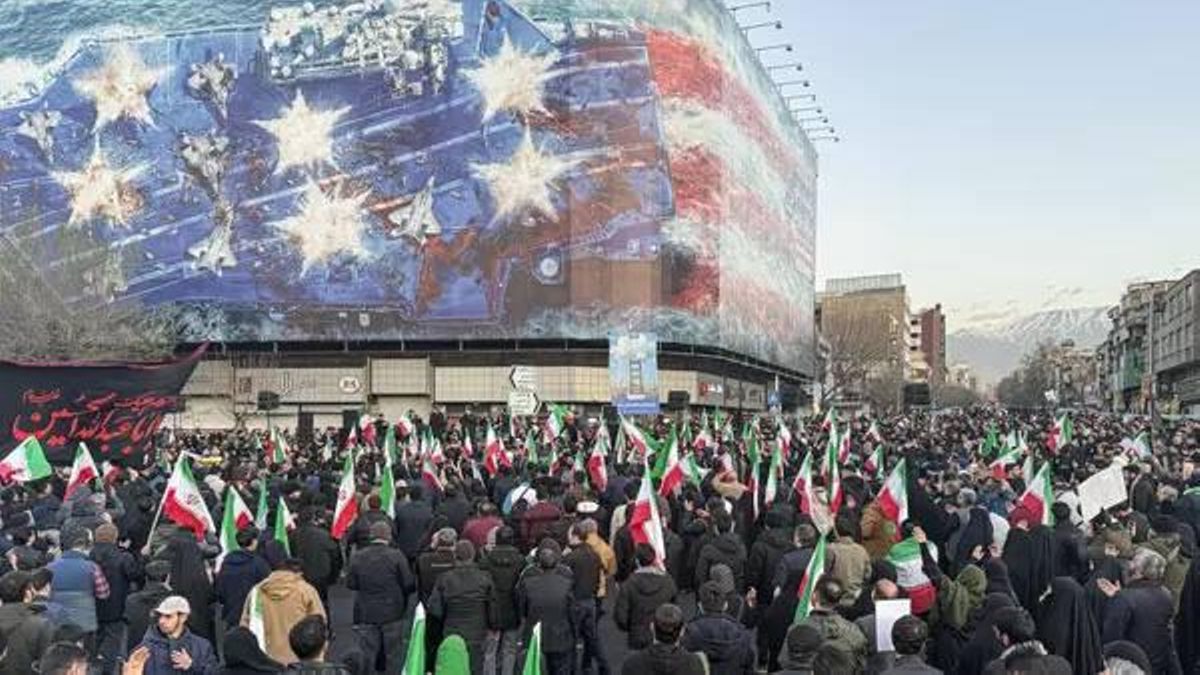 Una multitud se reúne en la plaza Enghelab tras el anuncio de la televisión estatal de que el ayatolá Alí Jameneí ha sido asesinado en un ataque