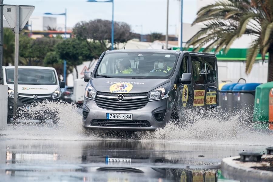 Un intenso chaparrón ha caído este sábado en Arrecife causando desperfectos. EFE/ Javier Fuentes