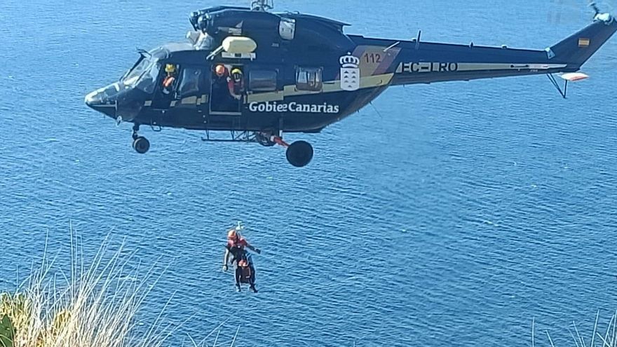 Izado de la mujer al helicóptero. LA PALMA AHORA