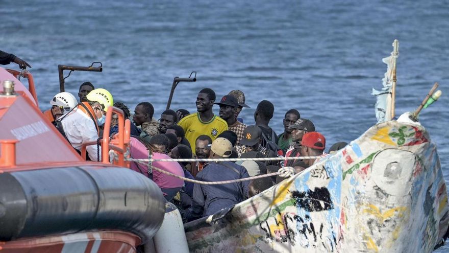 Más de 200 personas llegan a Canarias en tres cayucos en las últimas 24 horas, con más de una veintena de menores