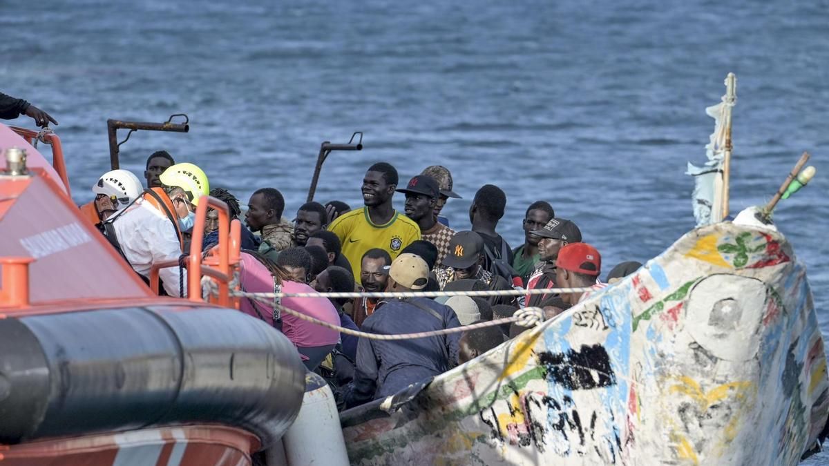 Más de 200 personas llegan a Canarias en tres cayucos en las últimas 24 horas, con más de una veintena de menores