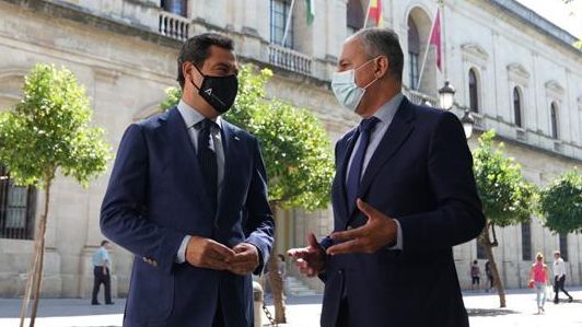 El presidente andaluz, Juan Manuel Moreno, con el alcalde de Tomares, José Luis Sanz, ante el Ayuntamiento de Sevilla.
