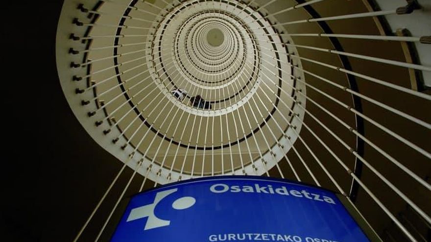 Euskadi registra una subida del 384% en positivos en tres semanas sin que crezca nada el número de ingresos semanales