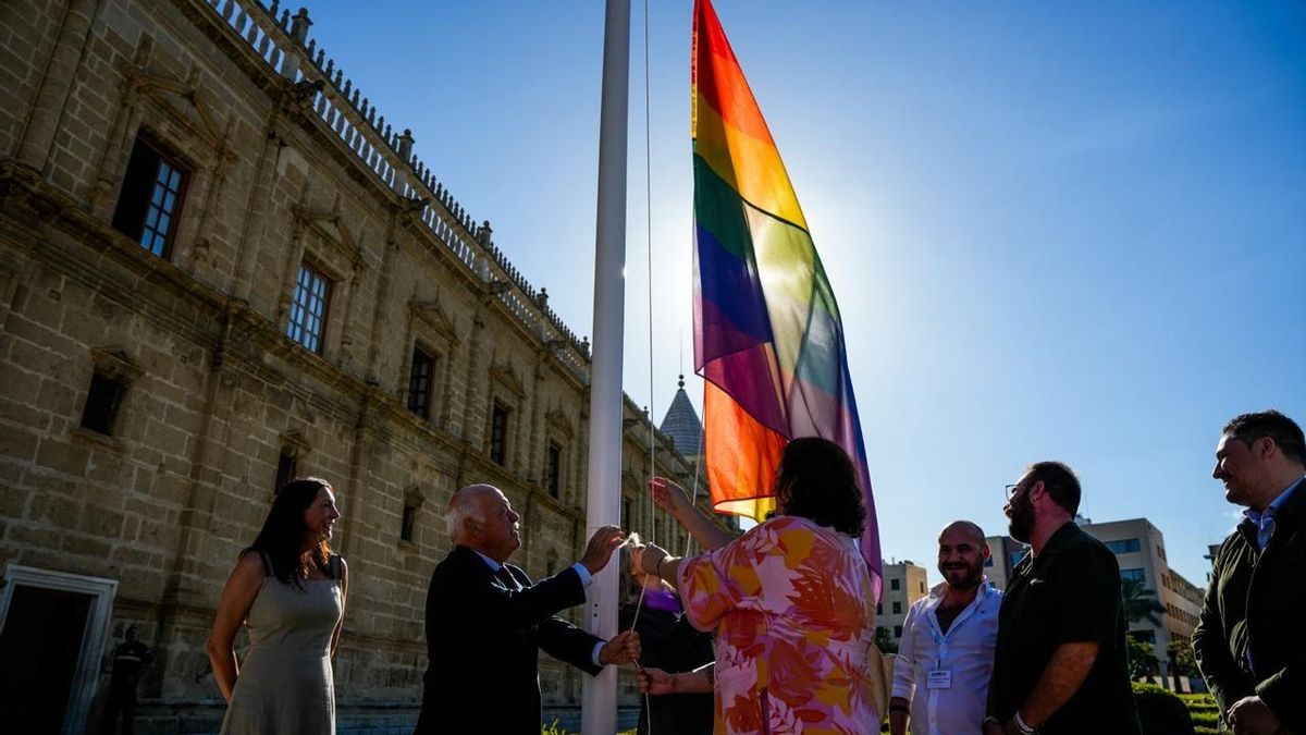 El presidente del Parlamento andaluz, Jesús Aguirre, y la consejera en funciones de Inclusión Social, Juventud, Familias e Igualdad, Loles López, en el izado de la bandera LGTBIQ+ en la fachada principal de la Cámara andaluza.