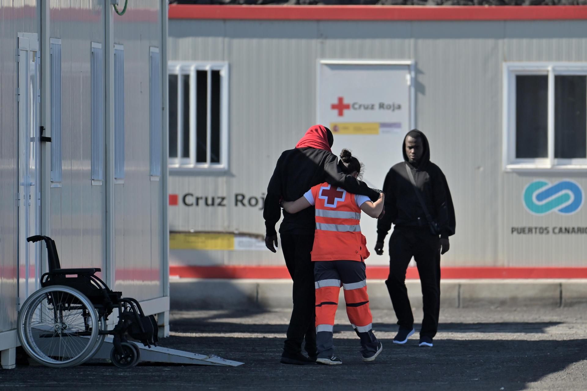 Servicios de Urgencias atienden a los migrantes rescatados en el puerto de La Restinga (El Hierro) este domingo.
