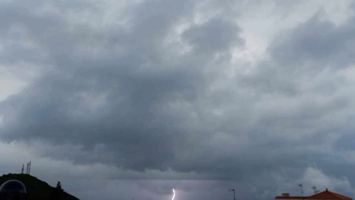 La tormenta descargando este miércoles en Barlovento