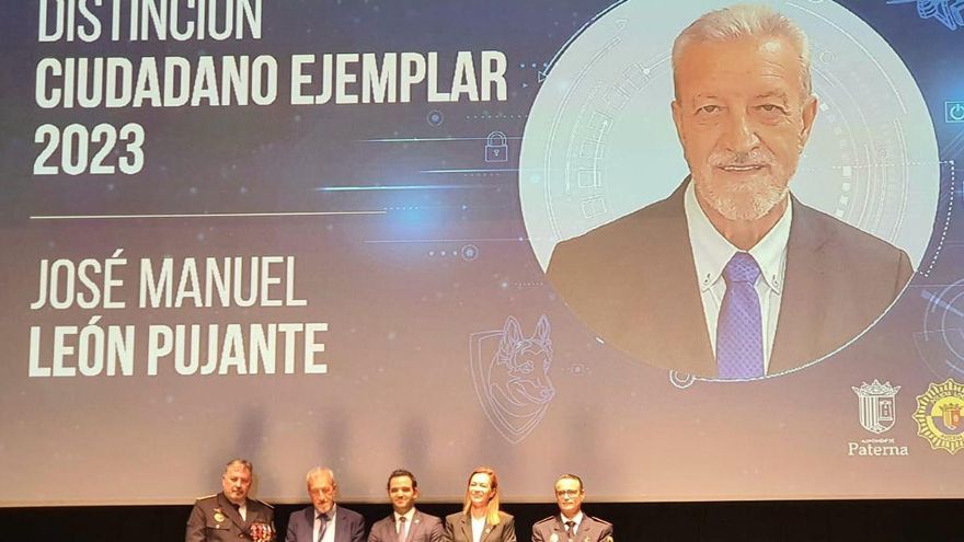 El alcalde socialista de Paterna homenajea al jefe de la Policía expedientado por premiar a un dirigente neofascista