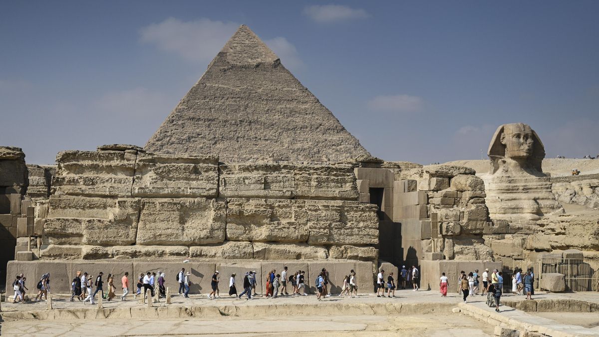Los turistas visitan las Grandes Pirámides de Giza y la Esfinge, en Giza, Egipto, el 30 de octubre de 2025, dos días antes de la ceremonia de inauguración del Gran Museo Egipcio, el 1 de noviembre de 2025. EFE/EPA/MOHAMED HOSSAM