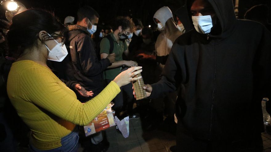 Decenas de ciudadanos se vuelcan con los migrantes abandonados en Las Palmas de Gran Canaria
