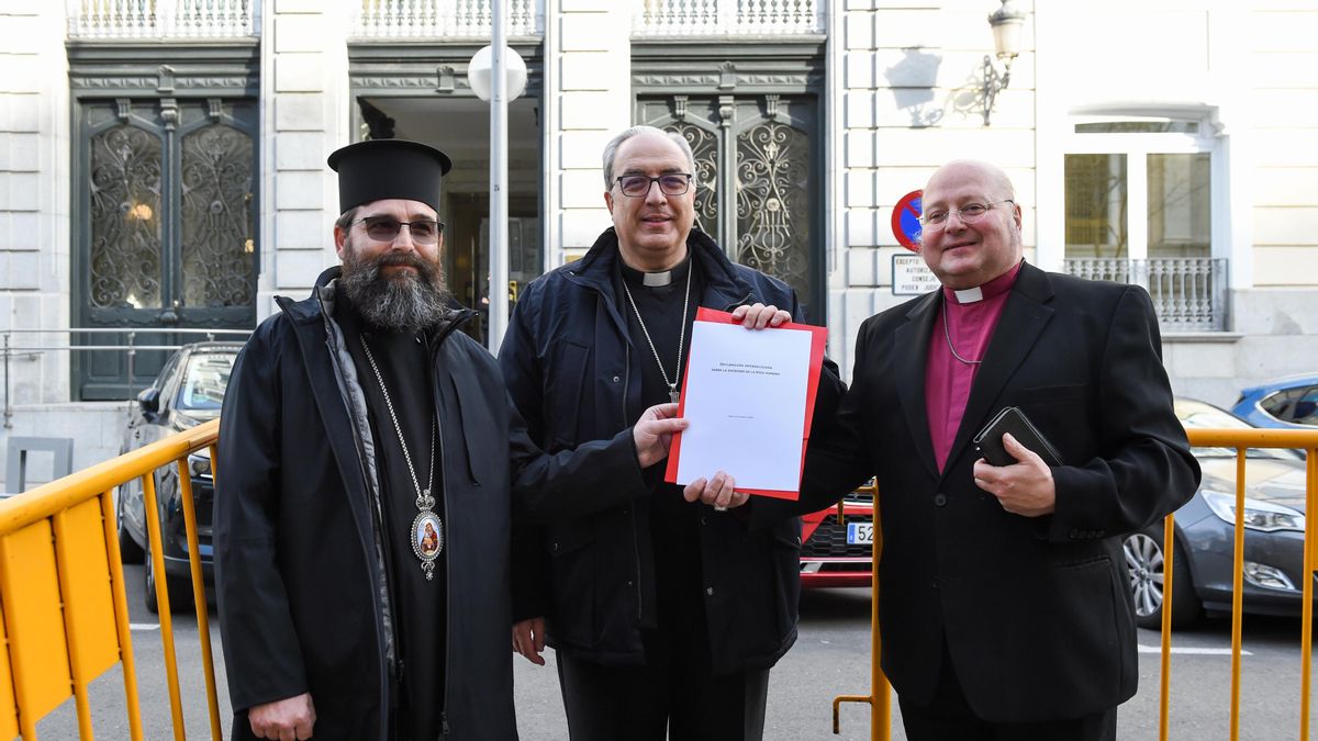 Archivo - El representante de la Iglesia ortodoxa del Patriarcado de Rumanía, monseñor Timoteo, el secretario general de la CEE, Francisco César García Magán, y el obispo de la Iglesia Española Reformada Episcopal, Carlos López Lozano, antes de entregar u