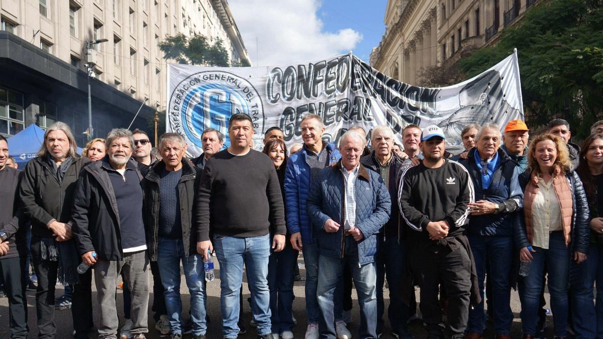 La CGT, las dos CTA, la UTEP y movimientos sociales marchan contra el endeudamiento familiar