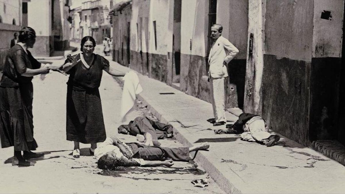 Una de las imágenes más conocidas de la represión en Sevilla, con una mujer llorando ante tres cadáveres en Triana.
