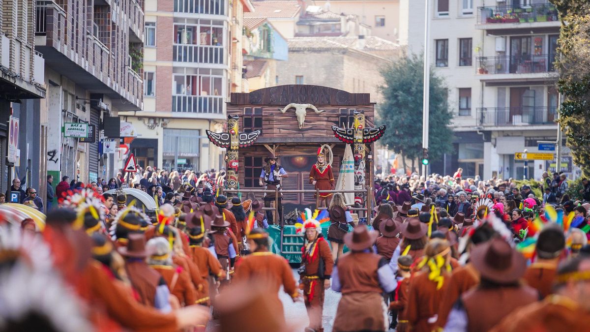 Una comparsa, con disfraces de la temática "extremo oeste", en el Carnaval de Vitoria de 2023